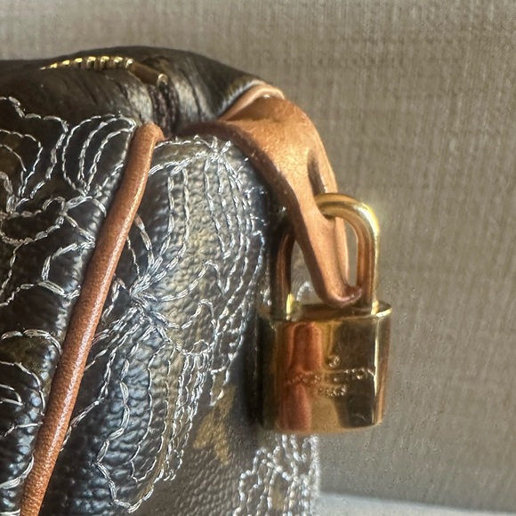 Rare Louis Vuitton Dentelle Monogram Speedy Bag-Authenticated - Picture 14 of 14